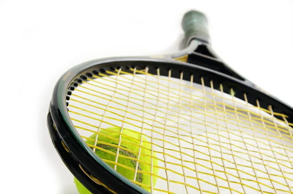 Fechar de uma bola de tênis e raquete — Fotografia de Stock