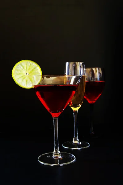 Champagne, vino e bicchieri da martini su sfondo scuro — Foto Stock