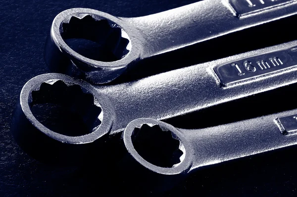 Schraubenschlüssel Nahaufnahme auf strukturierter blauer Oberfläche — Stockfoto