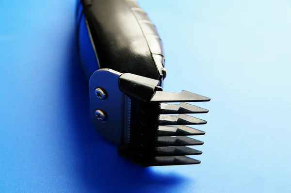 Close-up de cortadores de barbeiro elétricos, em azul — Fotografia de Stock