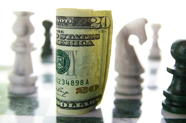 Bir satranç tahtası üzerinde para — Stok fotoğraf