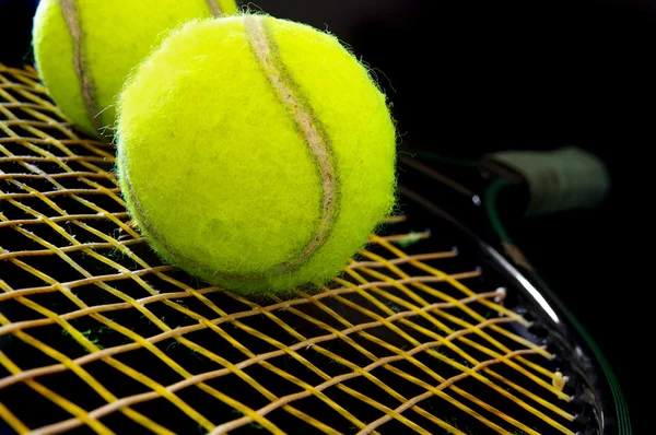Tennisbollar på ett racket — Stockfoto