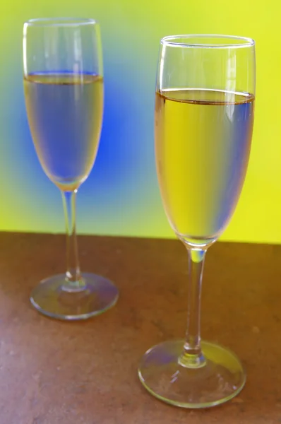 Rot- und Weißwein in Gläser gegossen — Stockfoto