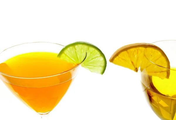 ライムと白の背景にオレンジのひねりを 2 つのマティーニ グラス — ストック写真