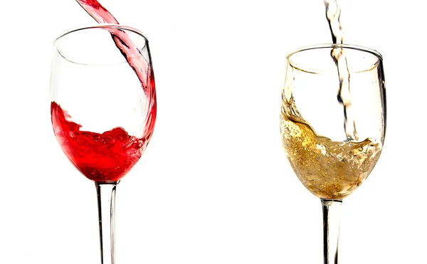 Vino rosso e bianco versato in bicchieri — Foto Stock
