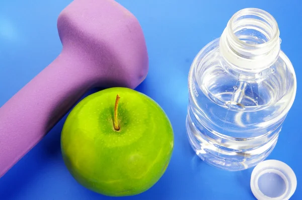 Botella de agua, peso y manzana verde — Foto de Stock