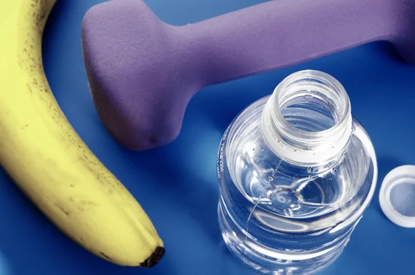 Garrafa de água, banana e pequeno peso — Fotografia de Stock