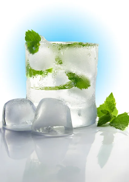 Copo de água gelada com hortelã fresca, sobre branco — Fotografia de Stock
