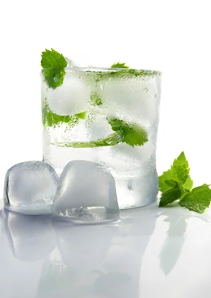 Bicchiere di acqua ghiacciata — Foto Stock