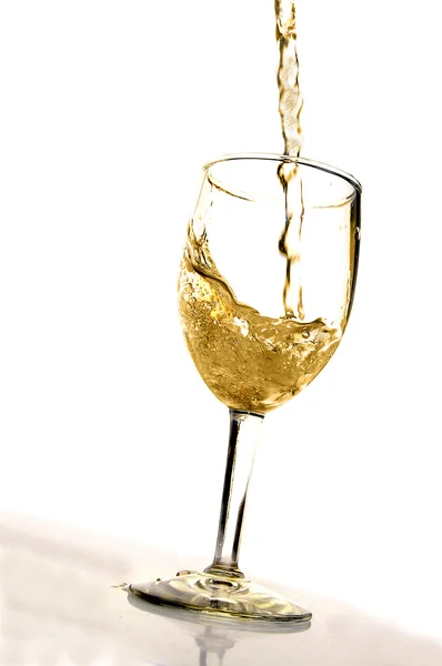Выливается белое вино — стоковое фото