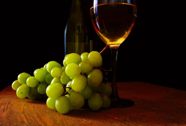 Glas Wein und Flasche — Stockfoto