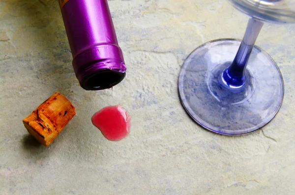 Garrafa de vinho vazia com cortiça com uma gota na mesa — Fotografia de Stock