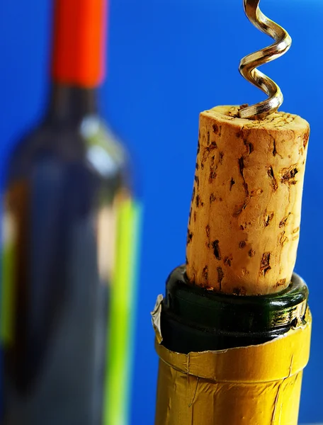 Botella de vino y corcho — Foto de Stock
