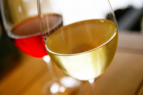 Rött och vitt vin — Stockfoto