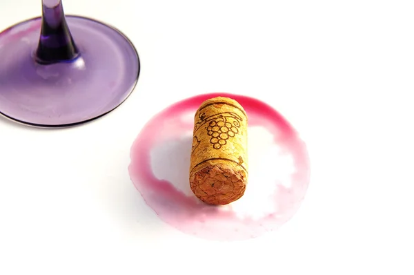 Primer plano de un anillo de vino tinto, corcho y copa — Foto de Stock