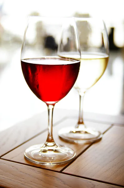 红白相间的酒杯 — 图库照片