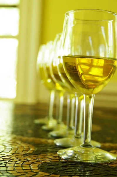 Witte wijn glazen — Stockfoto