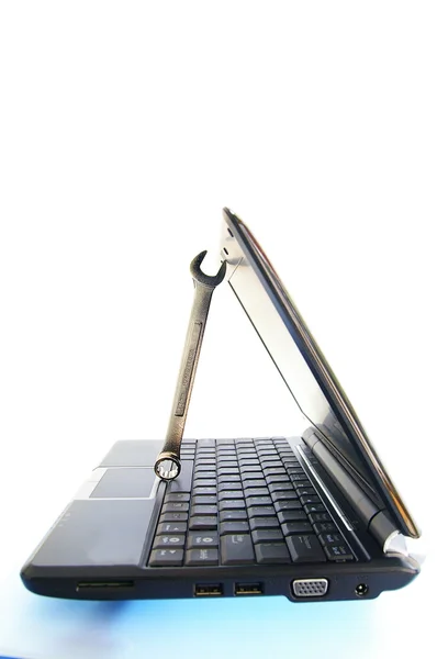 Computador e uma chave inglesa — Fotografia de Stock