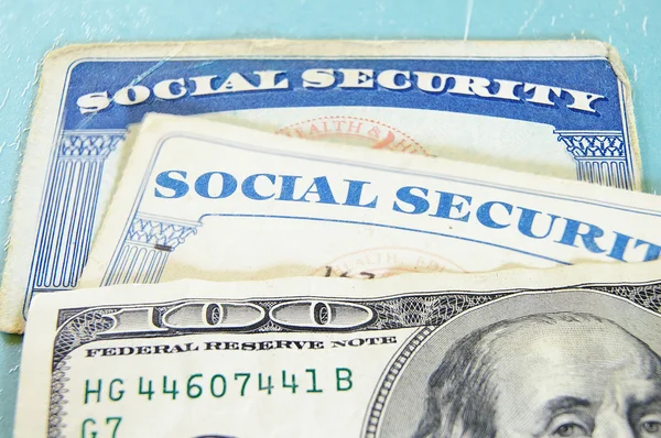 Money and Social Security cards — Stock Photo, Image