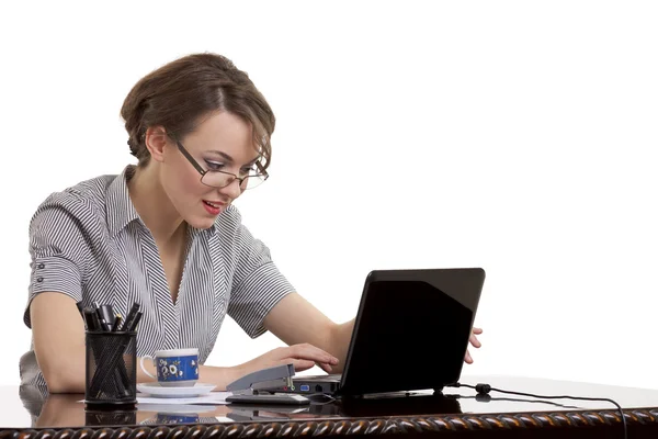 Усміхнена ділова жінка працює на ноутбуці — стокове фото