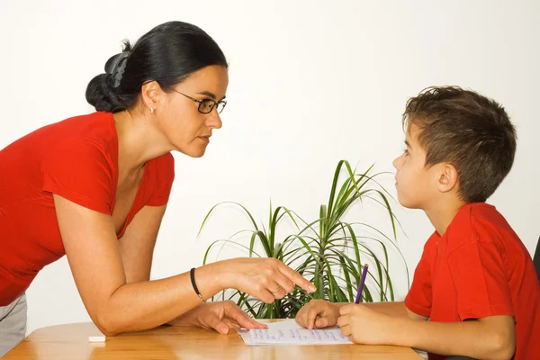 Göra läxor med mamma — Stockfoto