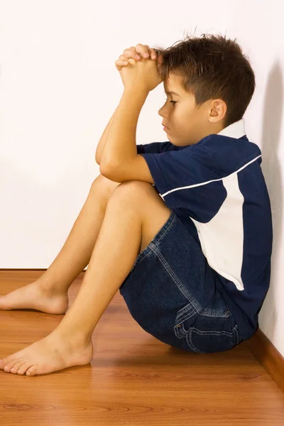 Upset boy against a wall — Stock Photo, Image