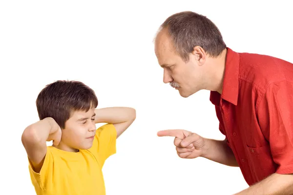 Отец ругает своего сына — стоковое фото