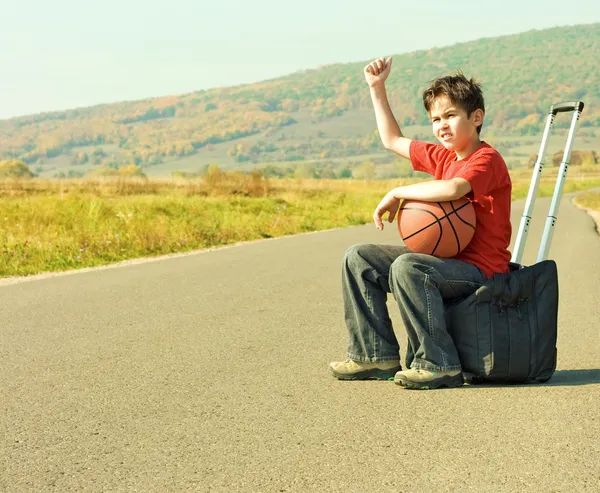 少年が道路でヒッチハイク ロイヤリティフリーのストック画像
