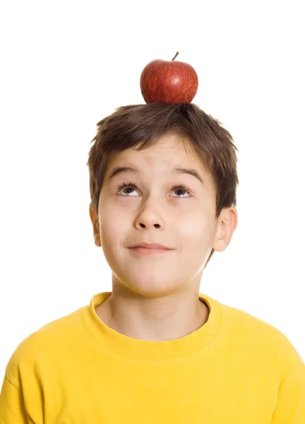 Niño con manzana en la cabeza — Foto de Stock