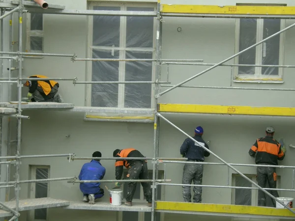 Masons on a scaffolding — Stock Photo, Image