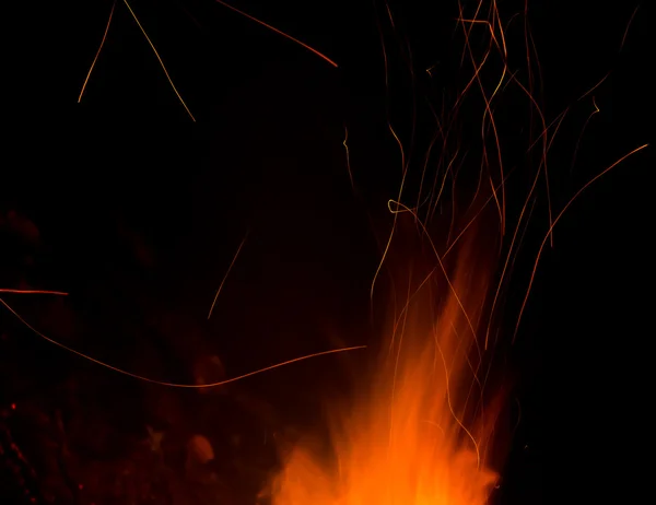 Iskrami ognisko — Zdjęcie stockowe