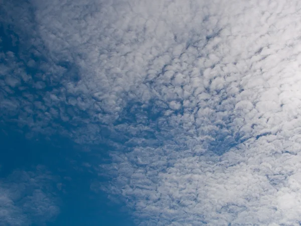 Nuvens encaracoladas — Fotografia de Stock