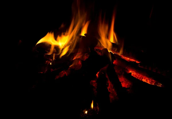 Lagerfeuer flammt auf — Stockfoto