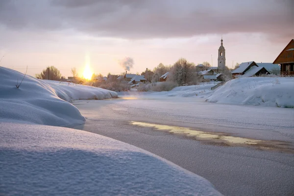 Ледяное утро и русская церковь на рассвете зимой — стоковое фото