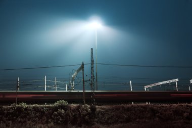 yüksek hızda son savrulan gece tren