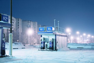benzin istasyonunda gece şehir ışıkları kış