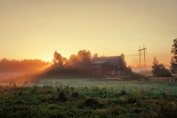 Дом мечты в фантастическом месте в утреннем тумане — стоковое фото
