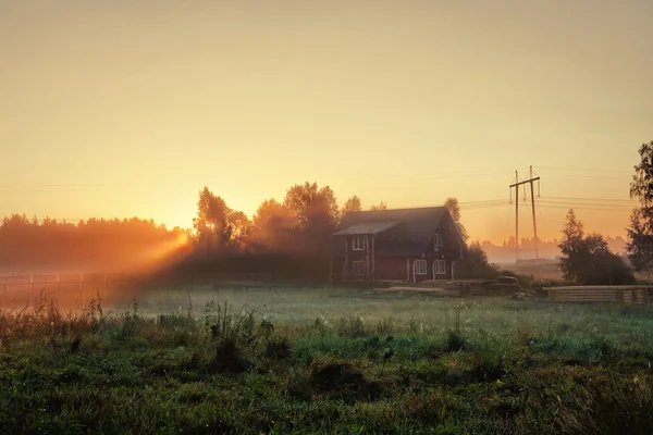 Droomhuis op een fantastische locatie in ochtendnevel — Stockfoto