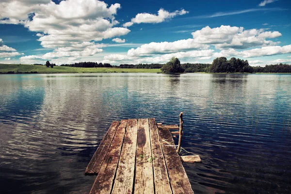 Hermoso lago con trampolín para nadar — Foto de Stock