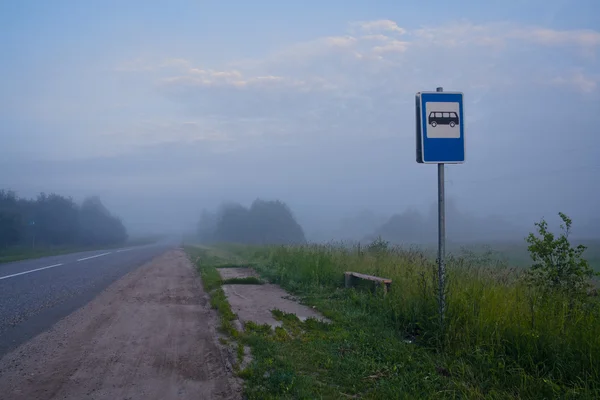 Arrêt de bus sordide le matin — Photo