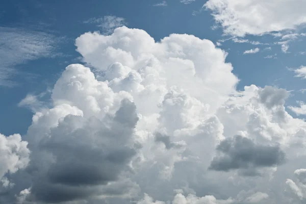 Cumulus bulutları arka planı için — Stok fotoğraf