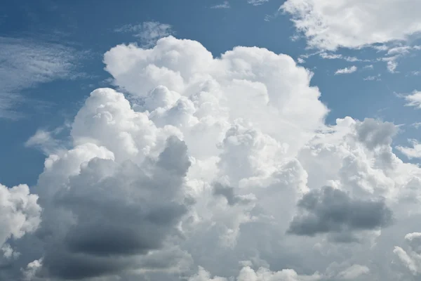 Nubes cúmulos para el fondo —  Fotos de Stock