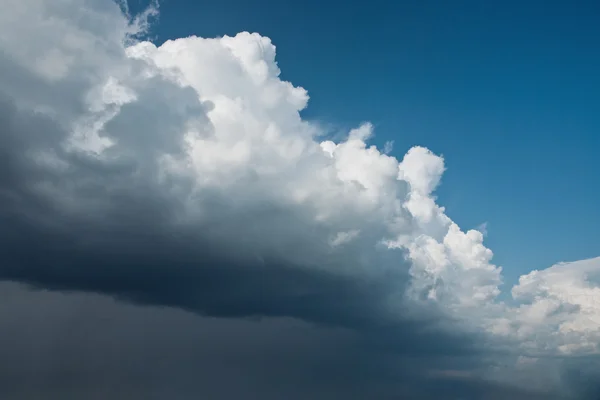 危险层云斑为背景的 — 图库照片