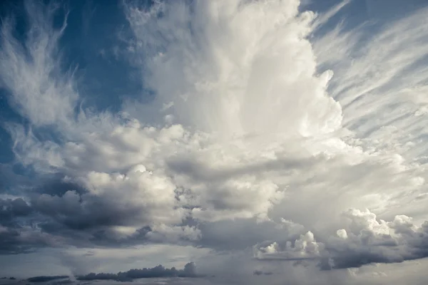 Güzel cirrus bulutları arka planı için — Stok fotoğraf