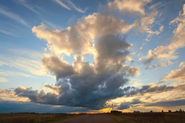 Hermosas nubes de cirros al atardecer para el fondo —  Fotos de Stock