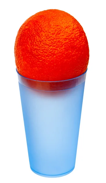 Une orange dans un verre plastique bleu, isolée sur un fond blanc — Photo