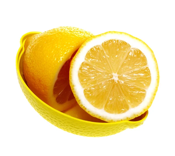 Свежий лимон на тарелке, изолированный на белом фоне . — стоковое фото