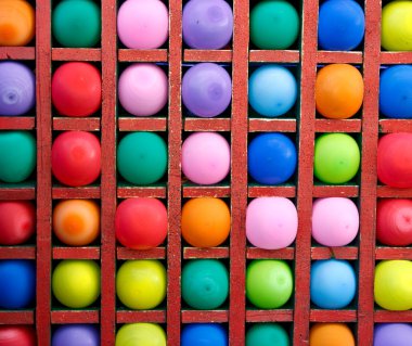 hedef olarak renkli balonlar. Fotoğraf childre çekildi