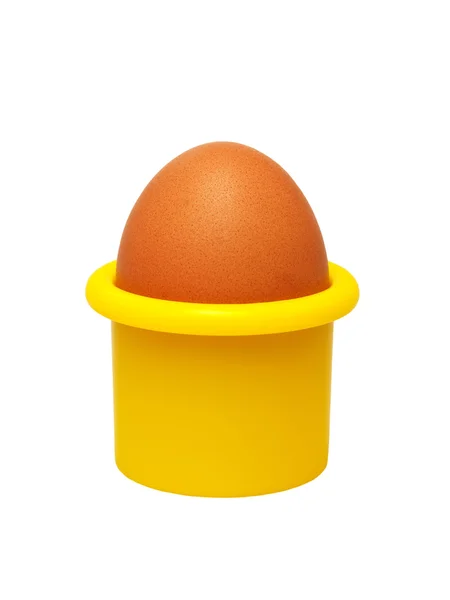 (izole sarı bir eggcup içinde yumurta). — Stok fotoğraf