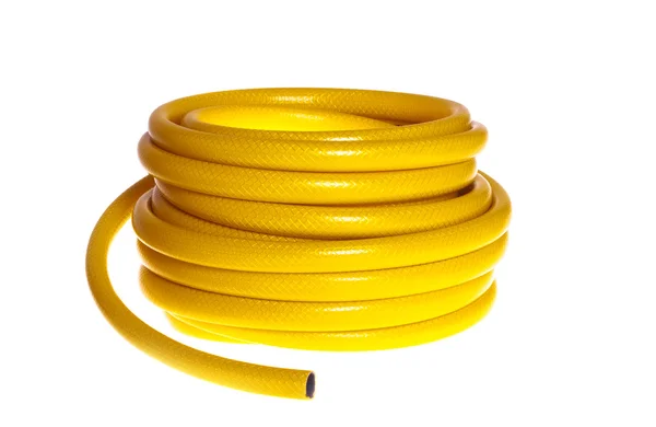 The yellow rubber garden hose on a white background (isolated). — Stock Photo, Image